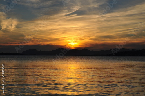 France, côte d'azur, les magnifiques couleurs d'un coucher de soleil sur le massif de l'Estérel vu d'une plage d'Antibes en mer méditerranée.
