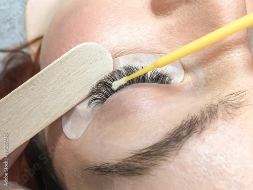 Close-up of the eyelash extension removal procedure. Portrait of a woman in a beauty salon © Михаил Решетников