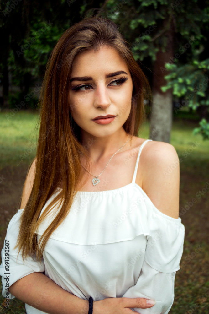 Naklejka premium woman portrait outdoor in the green park