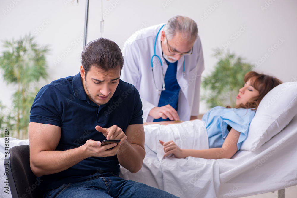 Obraz premium Young family at the hospital