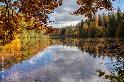 Herbstliche Landschaft mit See