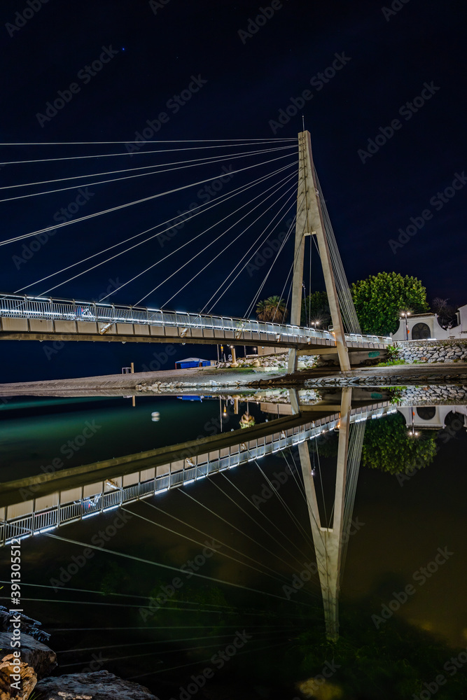 Puente moderno sobre un río en la ciudad de Fuengirola, Málaga.