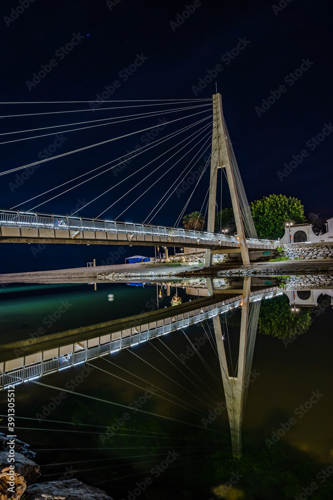 Fototapeta premium Puente moderno sobre un río en la ciudad de Fuengirola, Málaga.
