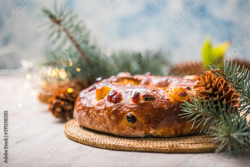Bild auf Leinwand Rosca de reyes, spanish three kings cake eaten on epiphany day, on a gray rustic