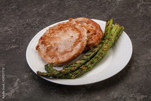 Grilled tuna steak with asparagus