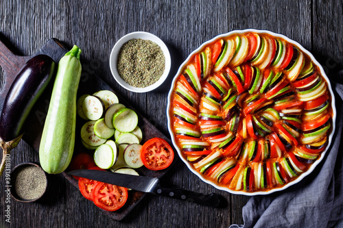 Foto ratatouille, vegetable stew in a round dish