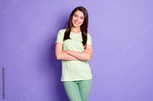 Photo portrait of smiling brunette girl with crossed hands wearing casual outfit isolated on vivid violet color background
