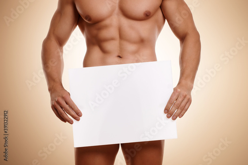 muskulöser Mann hält Plakat