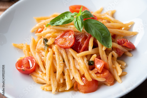 Piatto di deliziose trofie con basilico e pomodorini, Cucina Italiana 