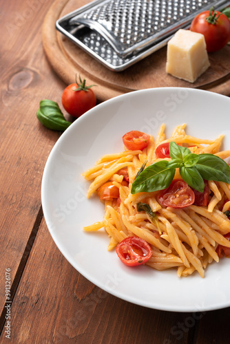 Piatto di deliziose trofie con basilico e pomodorini, Cucina Italiana  photo