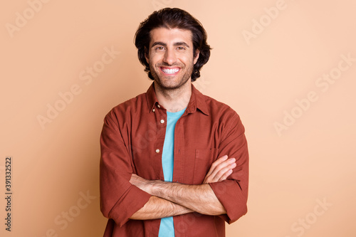 Valokuva Photo of self-assured guy toothy smile look camera folded arms wear brown t-shir