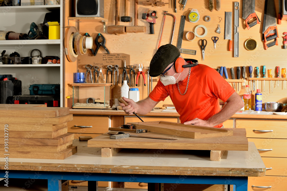 carpintero trabajando la madera en el banco del taller Stock Photo ...