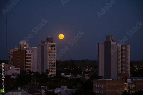 Fotografie Luna sobre la ciudad