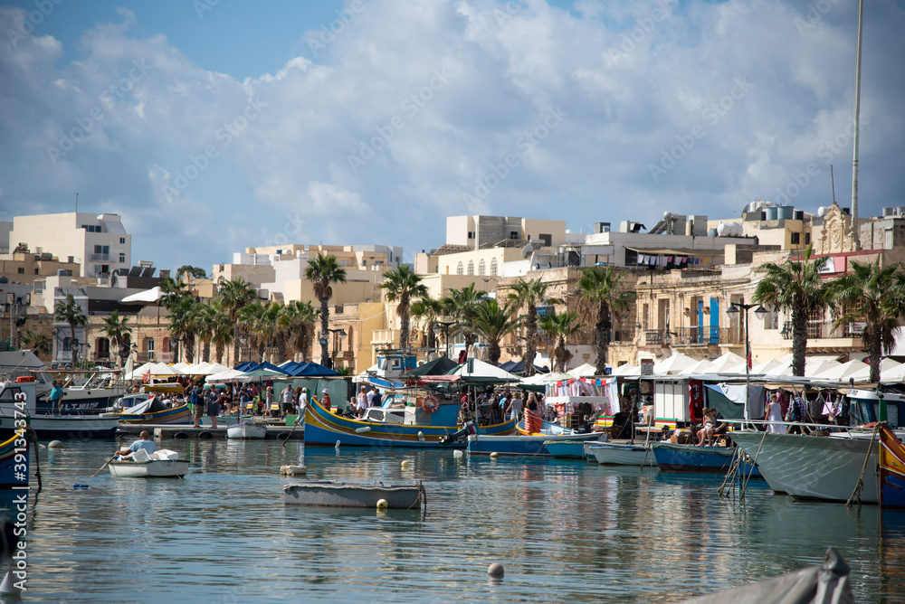 Barcos en la orilla en Marsaxlokk, Malta. 