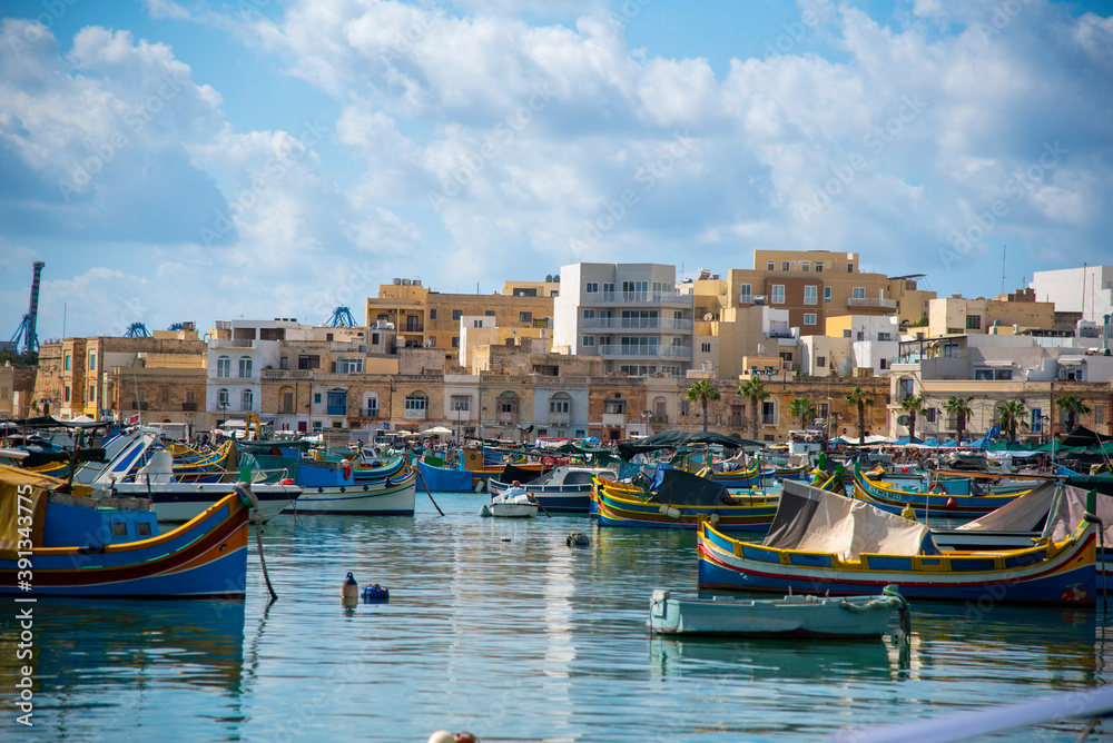 Barcos en la orilla en Marsaxlokk, Malta. 