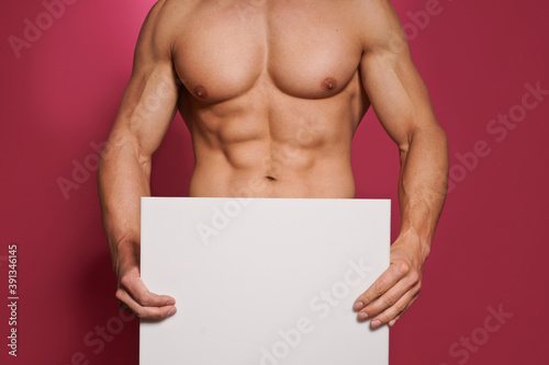 muslulöser Mann hält leeres Schild