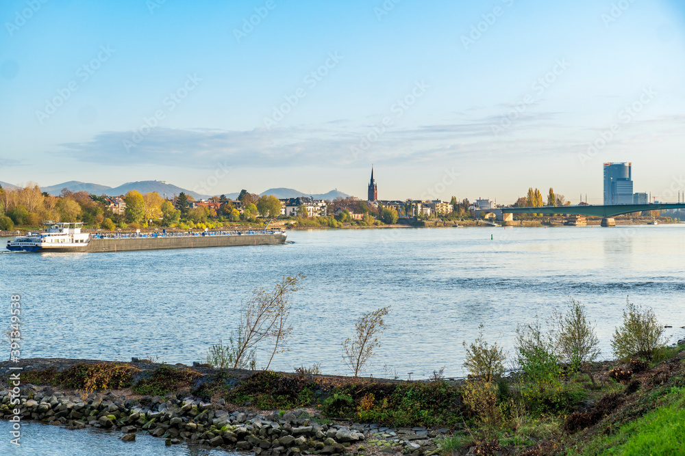 Uferansicht des Stadtteils Beuel in Bonn