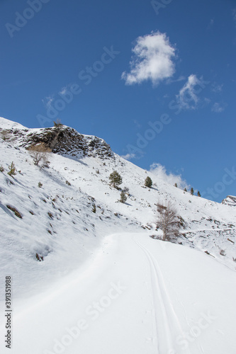 Cuadro en lienzo Amazing snowy mountain with a beautiful blue sky
