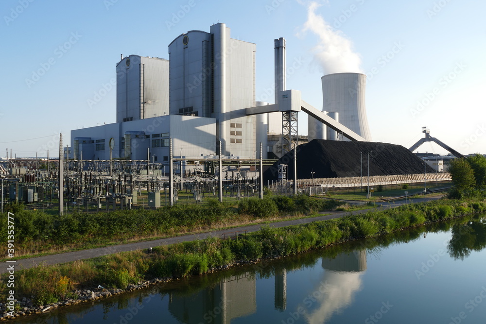 Coal-fired power plant in Hanover behind the Mittelland canal, Lower Saxony, Germany. Coal-fired power plant in Hanover behind the Mittelland canal, Lower Saxony, Germany.