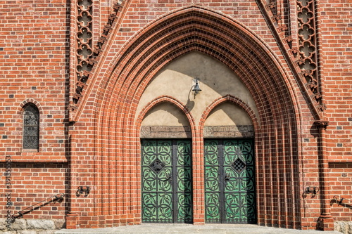 bitterfeld, deutschland - kirchenportal der antoniuskirche