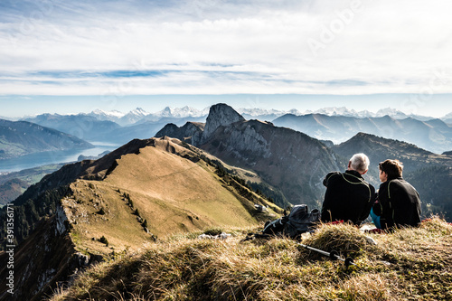 Berner Alpen, Blick vom Homad Richtung Stockhorn, Ehepaar, Senioren, Rentner, Ehepaar, Partnerschaft, aktives Leben, Eiger, Mönch und Jungfrau, berner Oberland, Schweiz, Bern