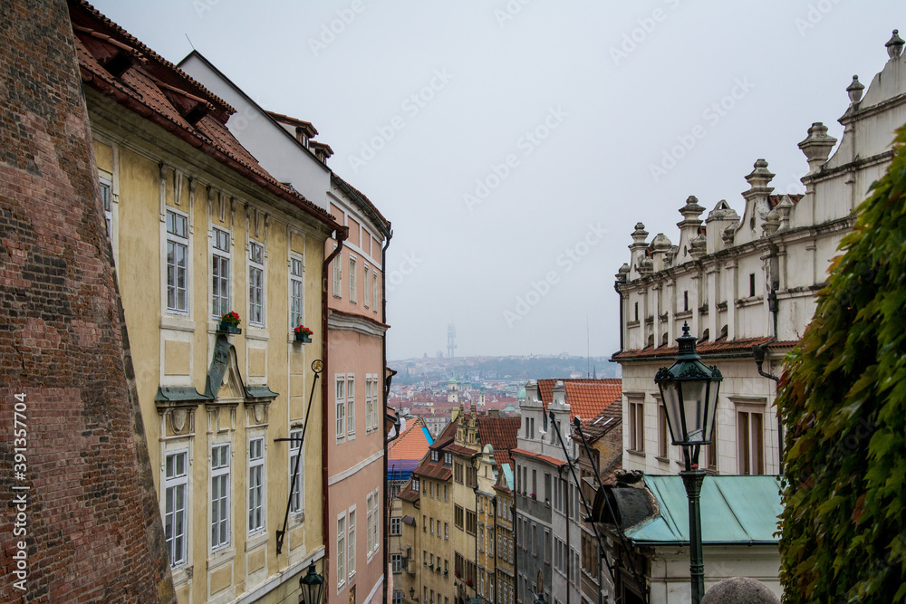 Gasse mit Blick über Prag