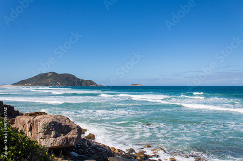 dia de sol em uma Praia tropical do sul do Brasil, ilha de Florianópolis, Praia do Santinho, Florianopolis, Santa Catarina