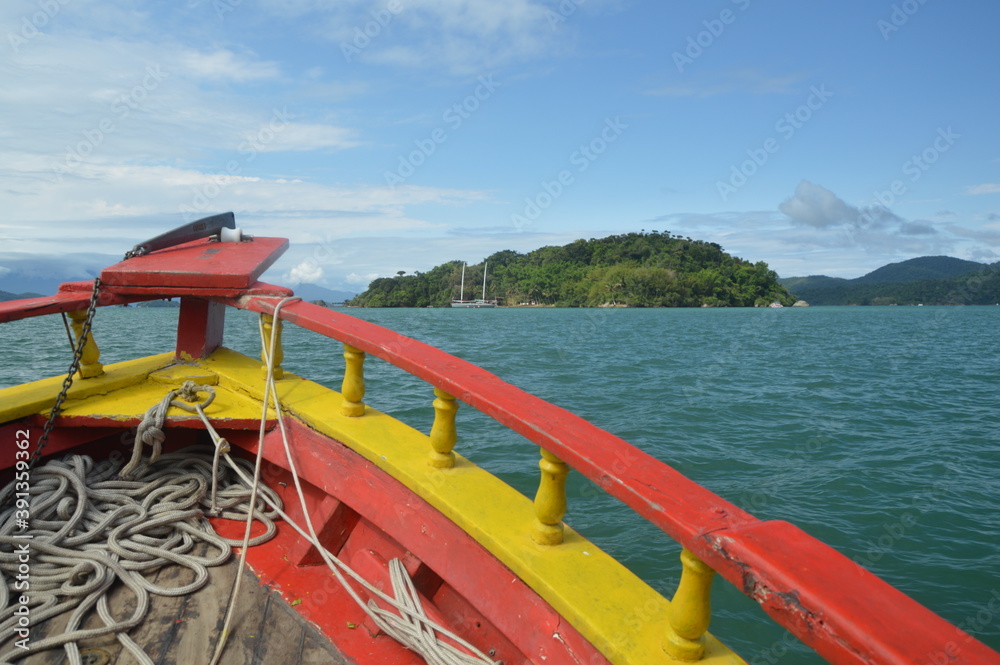 Boat on the island 