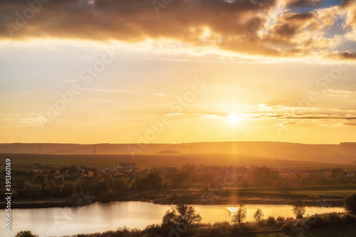 Ufer des Süßen See mit dem Dorf Lüttchendorf im Hintergrund im romantischen Sonnenuntergang © Ralf Geithe