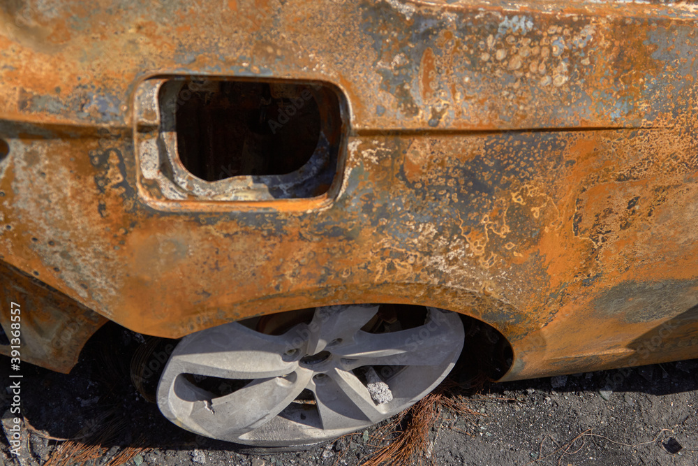 wheels and wheels of a burned-out car in one of the city's districts
