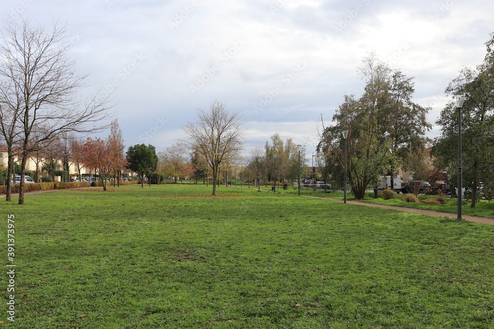 Le parc Bourlione, grand parc public et espace vert, ville de Corbas, département du Rhône, France