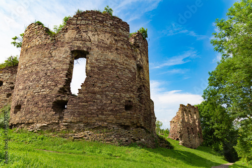 Fotografija Ancient ruined round tower in Buchach medieval castle. Ukraine