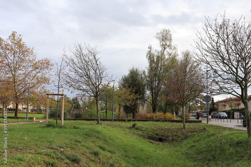 Le parc Bourlione, grand parc public et espace vert, ville de Corbas, département du Rhône, France