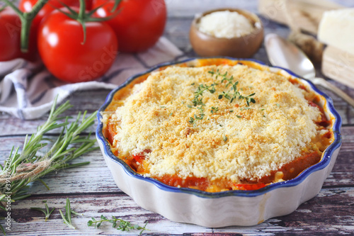 Fotografi Tomato crumble with aromatic herbs and parmesan cheese