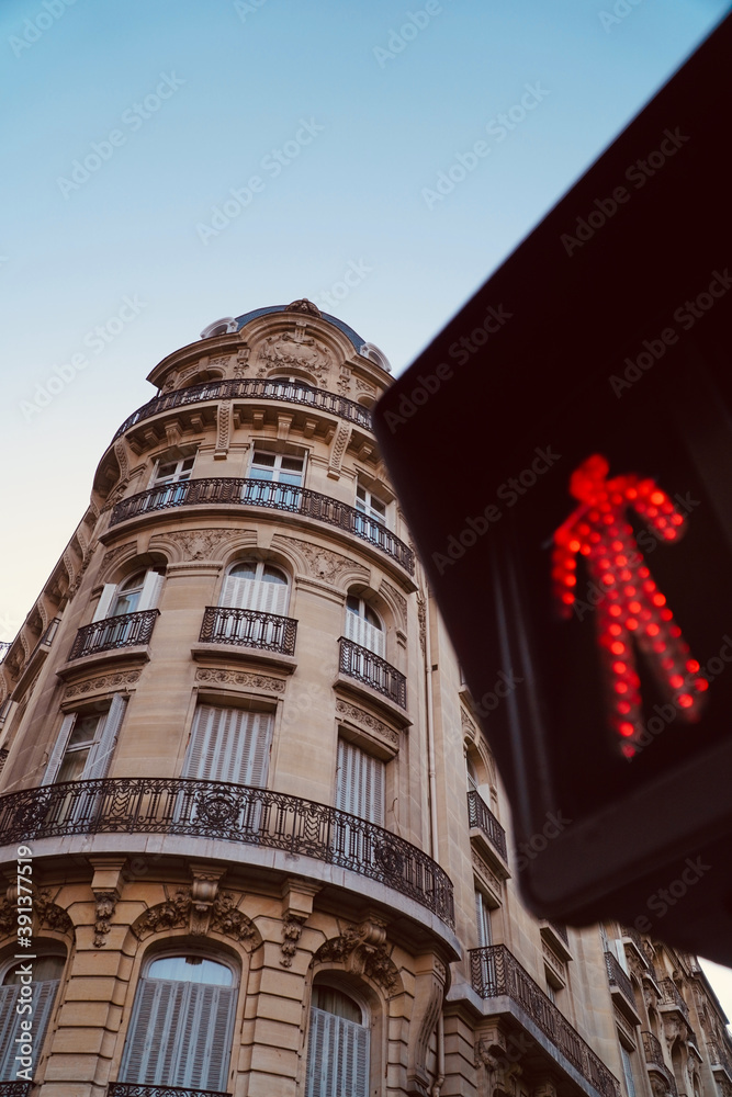 feu rouge signalisation pour piétons en ville