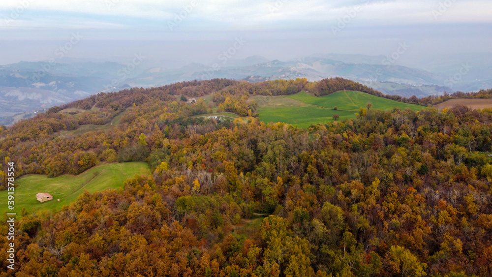 Vista aerea da un drone di colline italiane durante la stagione autunnale