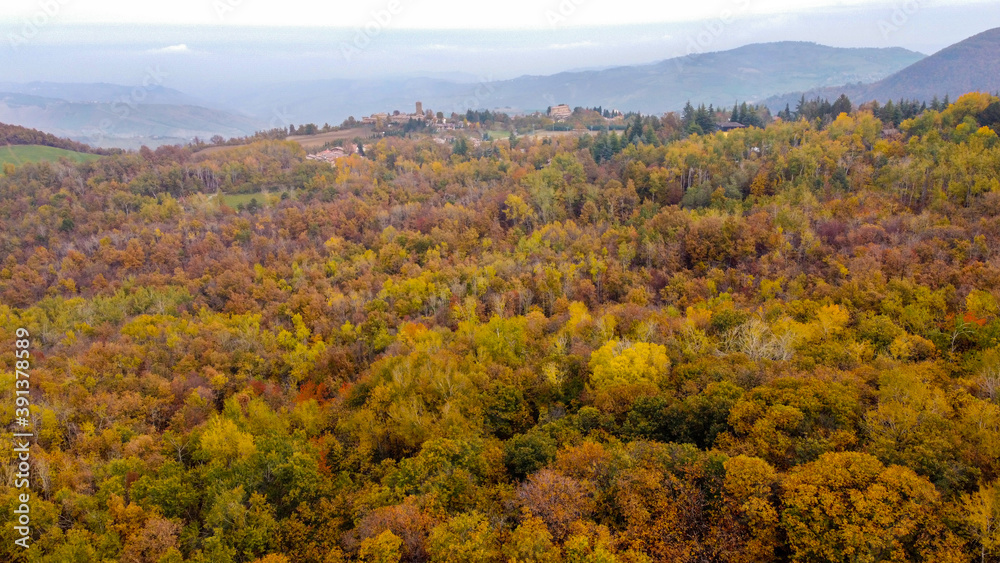 Vista aerea da un drone di colline italiane durante la stagione autunnale