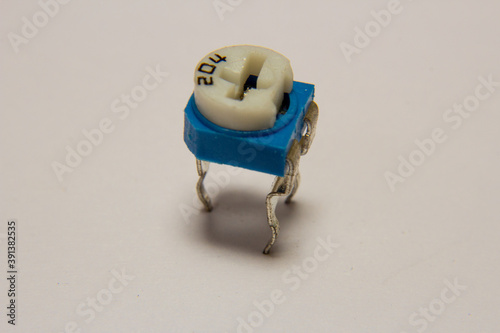Screwing potentiometer for fine tune on electronic devices