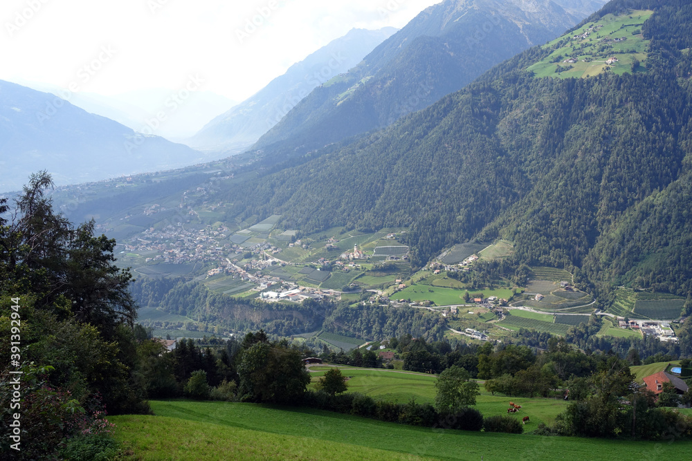 Wanderung oberhalb von Verdins mit Blick ins Passeiertal