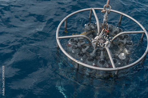 Foto Rosette sampler being deployed from a ship