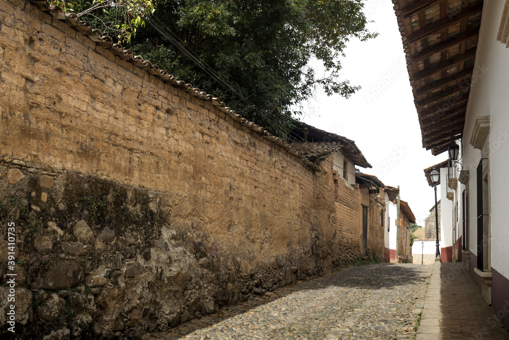 Fototapeta premium Calle empedrada en San Sebastián del Oeste, Jalisco, México. Pueblo minero destino turístico mexicano, casa de adobe