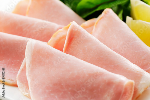 豚ロースハムの皿盛り　Served pork loin ham with salad