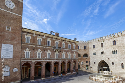 Le centre historique de la ville de Fabriano en Italie, région des Marches