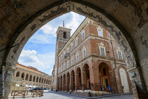 Fototapeta Naklejka Na Ścianę i Meble -  Le centre historique de la ville de Fabriano en Italie, région des Marches