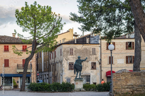 Soir d   t   dans le centre historique de la ville Fano en Italie  r  gion des Marches