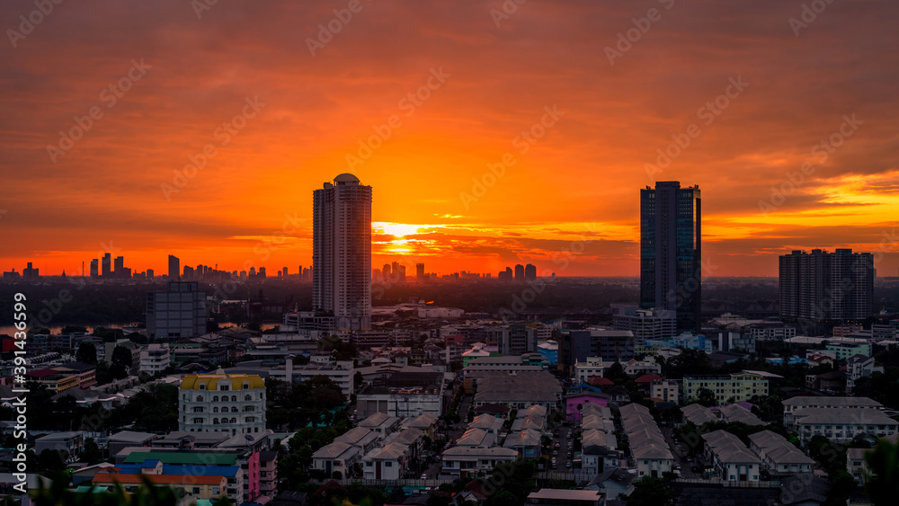 Naklejka premium The high angle background of the city view with the secret light of the evening, blurring of night lights, showing the distribution of condominiums, dense homes in the capital community