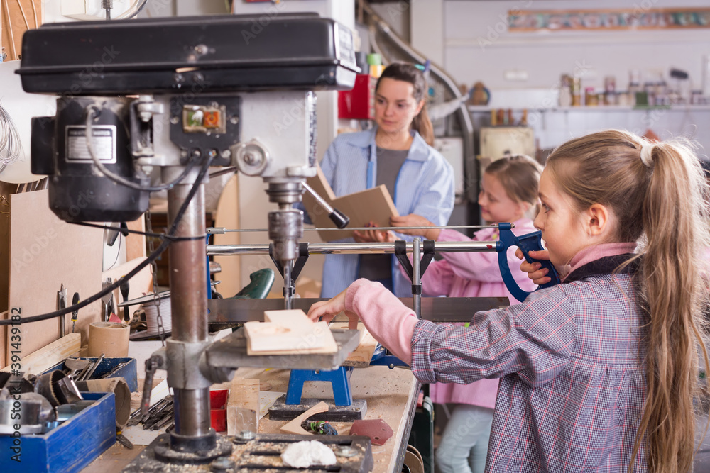 Ταπετσαρία Girls learns to work with wood in the classroom applied art under the guidance o