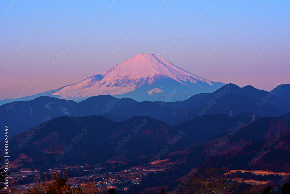 早朝の朝日を浴びた富士山