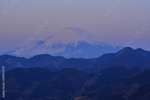 早朝の朝日を浴びた富士山