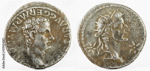 Foto Closeup of an ancient Roman silver denarius coin of Emperor Caligula with Augustus deified